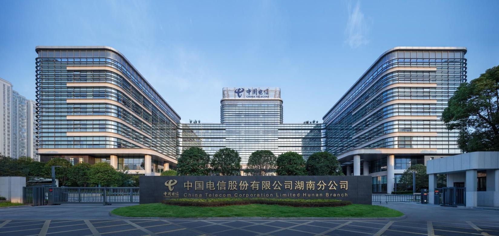 公司承建的湖南信息園（調(diào)度大樓、通信機(jī)房、地下室、附屬樓）工程榮獲兩項(xiàng)（土建、安裝）中國(guó)建設(shè)工程魯班獎(jiǎng)